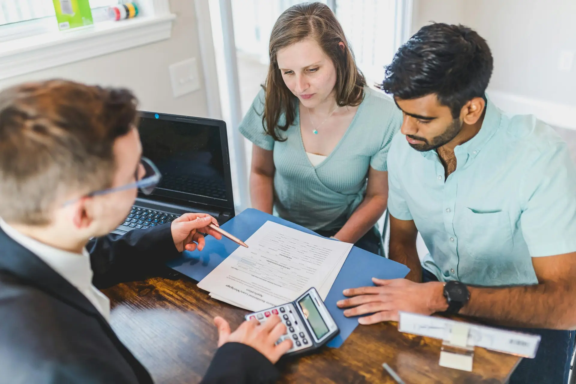 Conseiller AuroreFinance présentant une simulation de financement à ses clients
