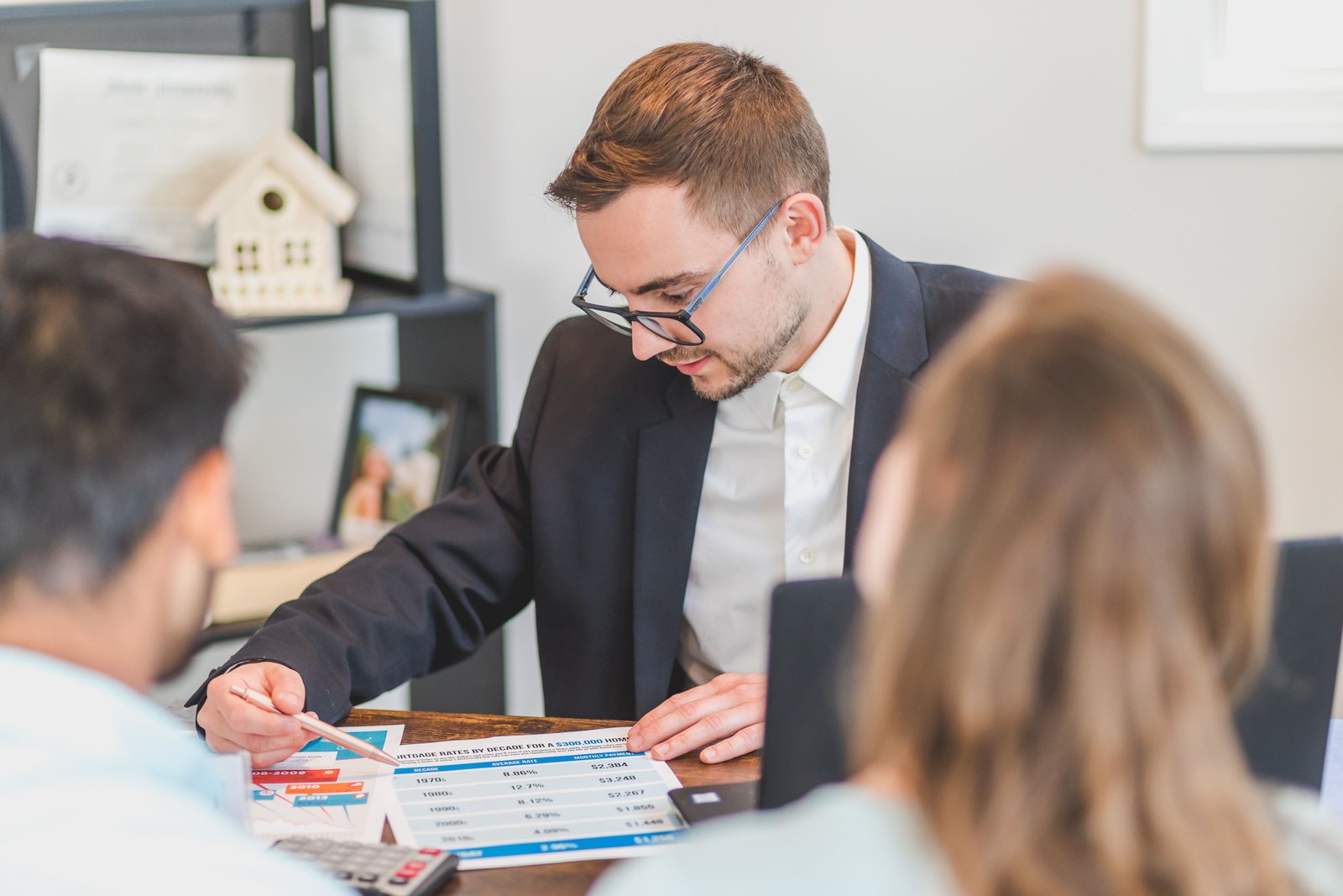 Conseillère AuroreFinance échangeant avec un couple de clients autour d'un dossier de crédit